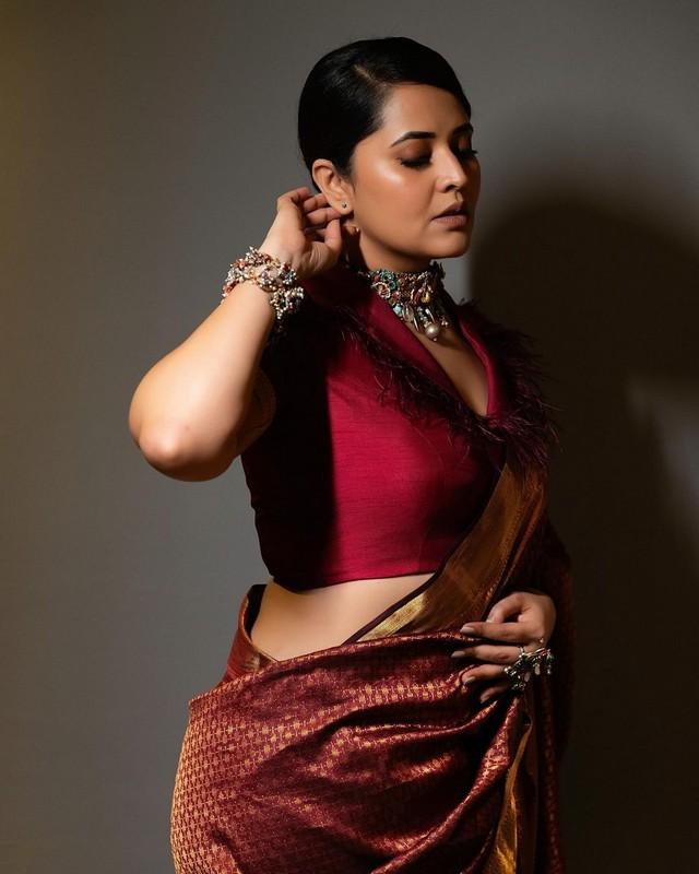 Anasuya Bharadwaj Looks Beautiful In Maroon Silk Saree Telugu Rajyam Photos